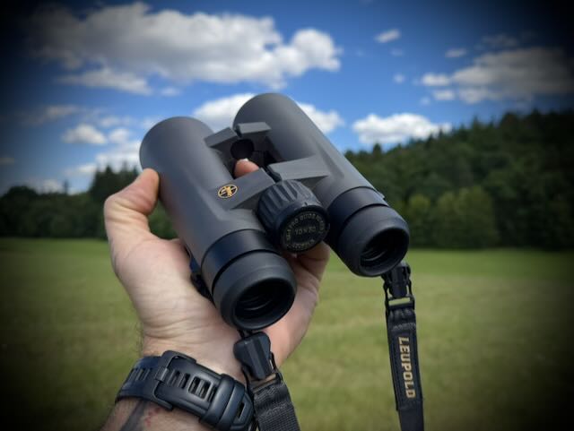 Leupold BX-4 Pro Guide HD Gen 2 10x50 v ruce proti obloze, viditelné logo a popruh