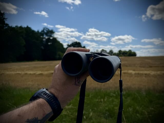 Přední čočky Leupold BX-4 Pro Guide HD Gen 2 10x50 v ruce proti poli