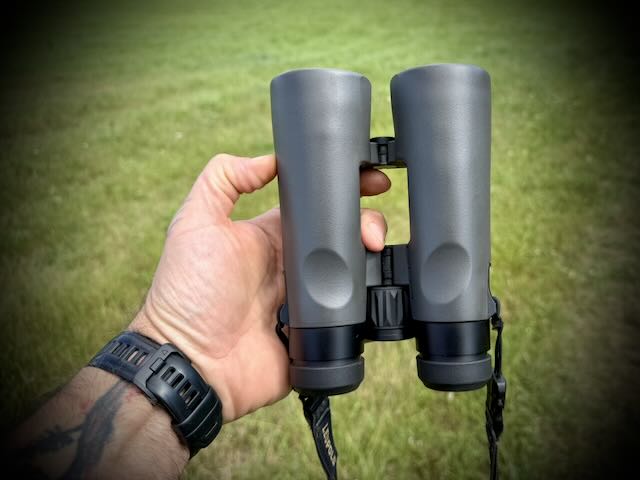 Detail okulárů Leupold BX-4 s prohlubněmi pro palce v ruce
