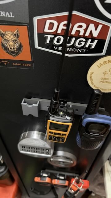 Držák na vysílačky z ASA na dveřích zbrojní skříně se dvěma radiostanicemi