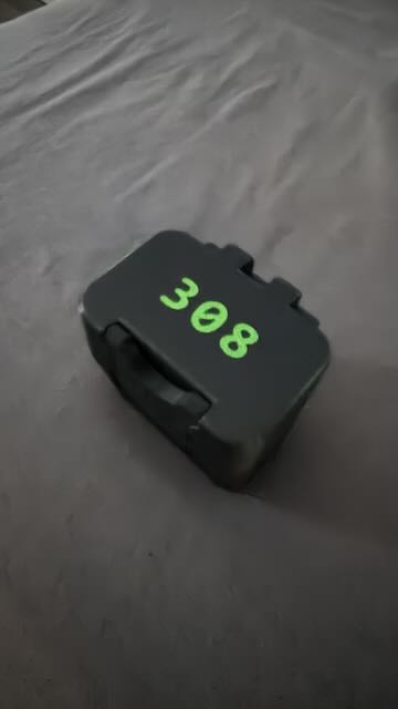 Svítící PLA popisek 308 na krabičce od nábojů ve tmě