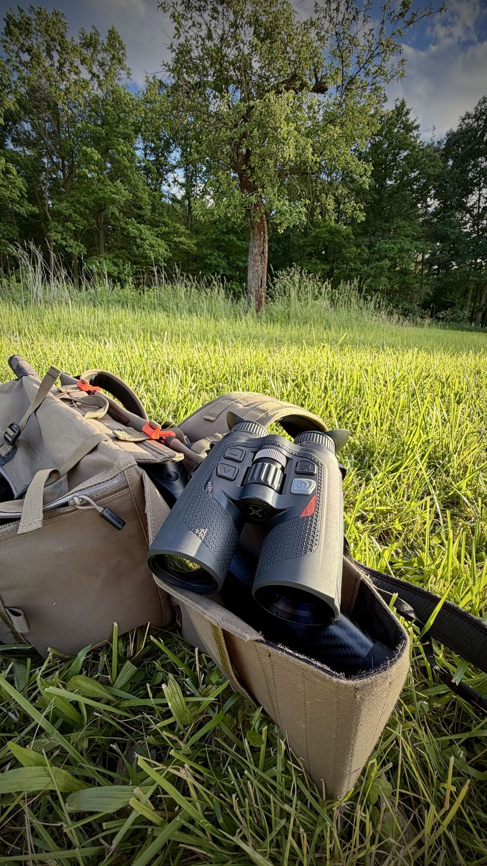 Nocpix QUEST H50R připravená v pouzdru v honitbě